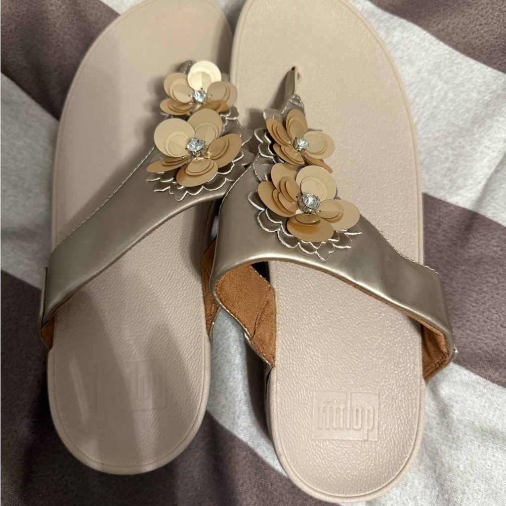 Sz 8 gold metallic fit flops